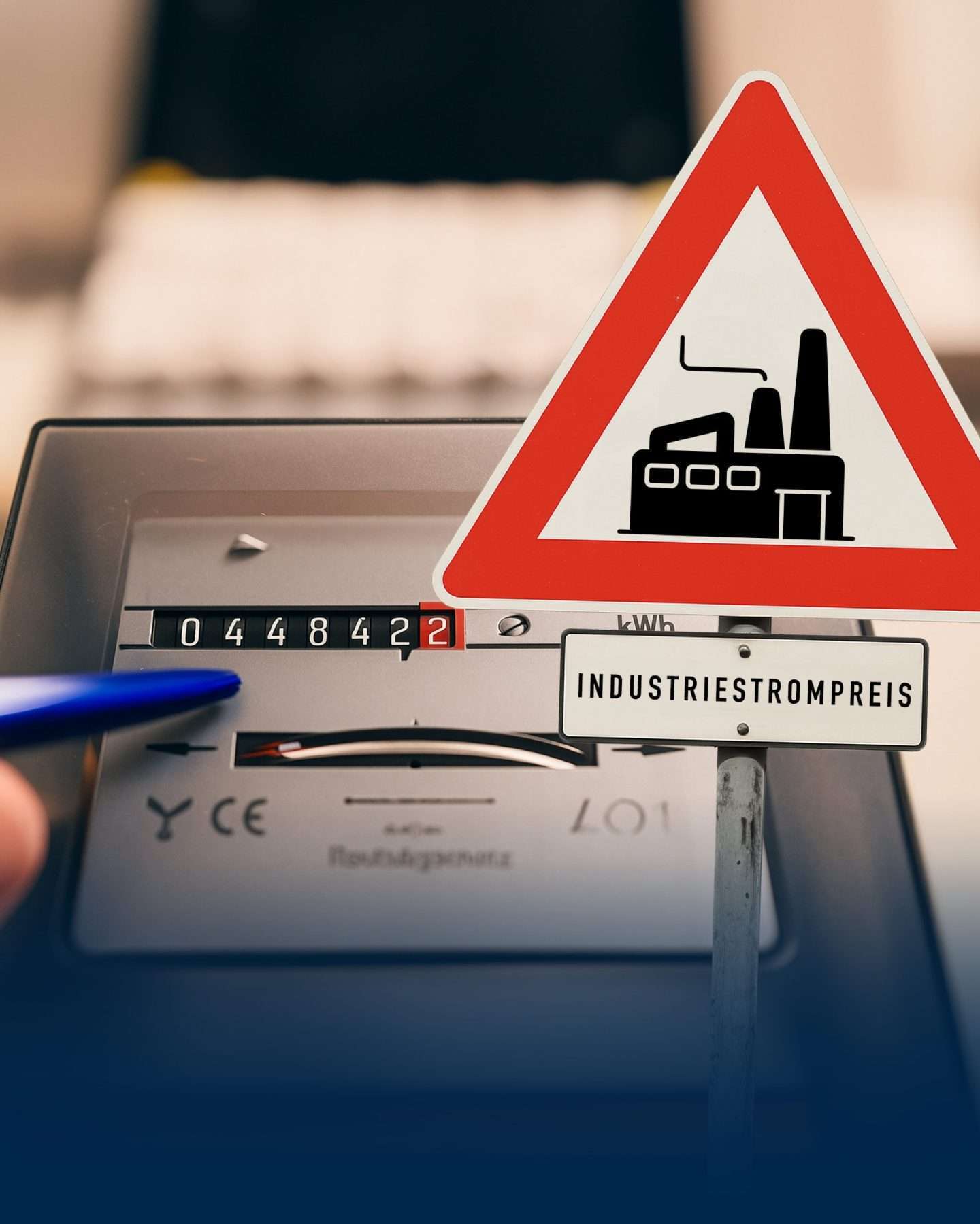 Stromzähler mit Schild Industriestrompreis und Fabriksymbol