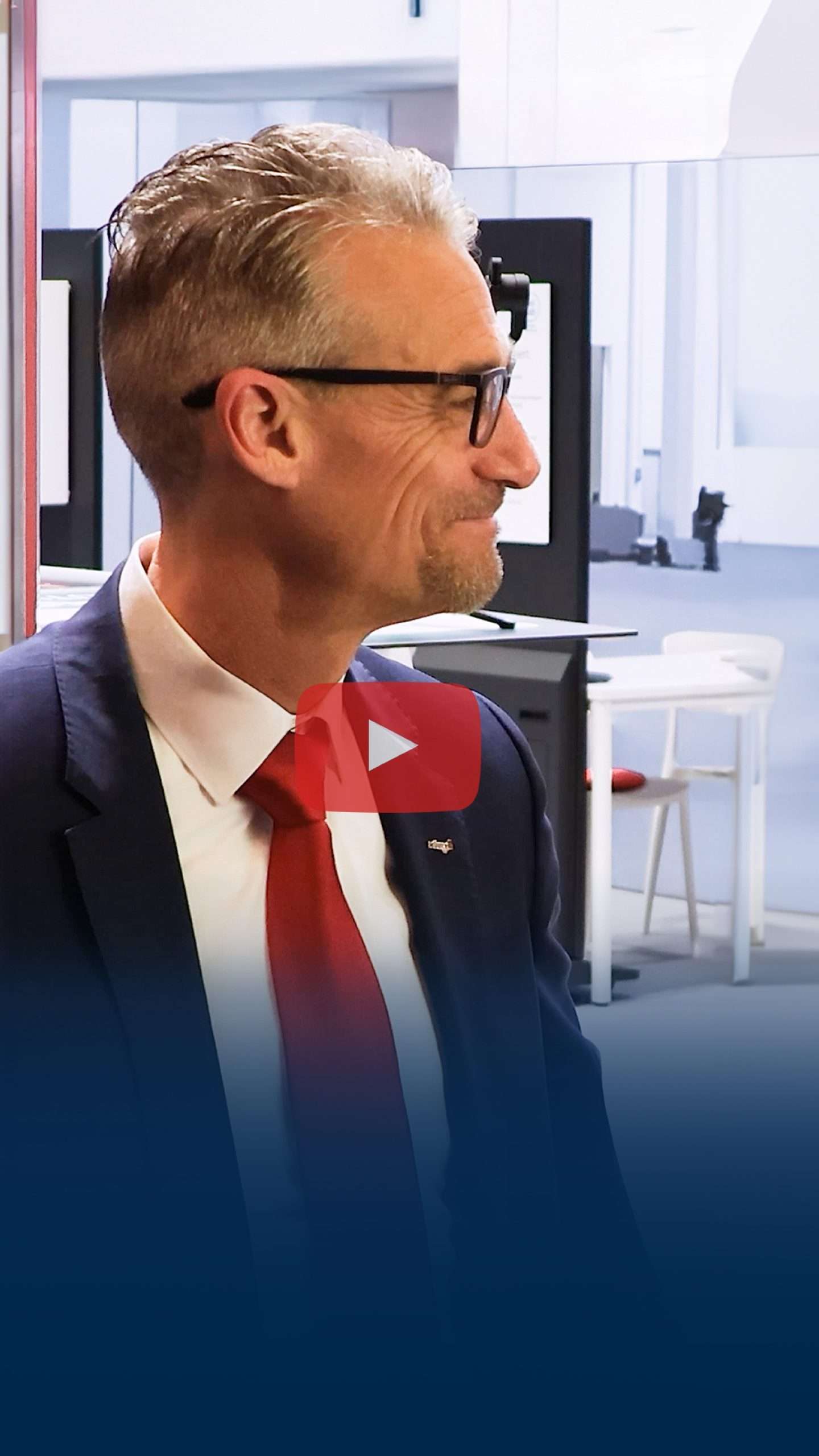 Geschäftsmann im Anzug mit roter Krawatte im Gespräch