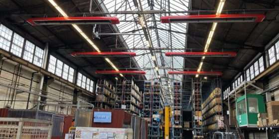 Großes Lagerhaus mit Regalen und Beleuchtung