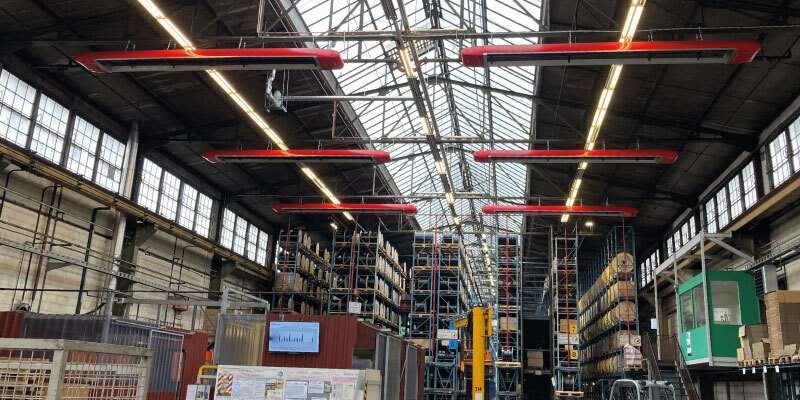 Großes Lagerhaus mit Regalen und Beleuchtung